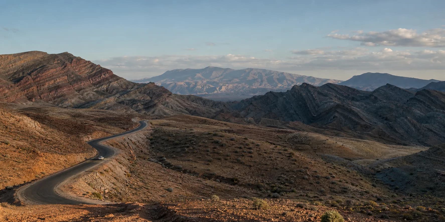 Route traversant les reliefs plissés de l’Anti-Atlas